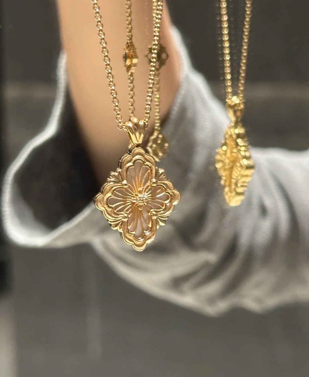 Van Cleef & Arpels Elegant Gold Flower Pendant Necklace